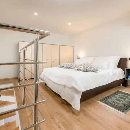 Astudio Apartment Split